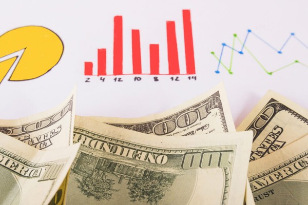 Hình ảnh các lá bài Poker được sắp xếp, biểu thị việc chọn bài khởi đầu thông minh