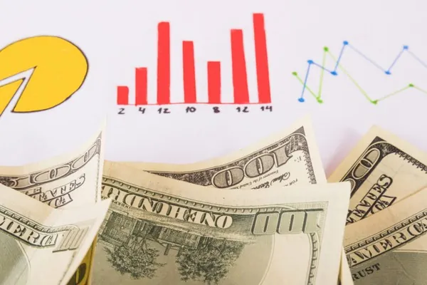 Hình ảnh các lá bài Poker được sắp xếp, biểu thị việc chọn bài khởi đầu thông minh